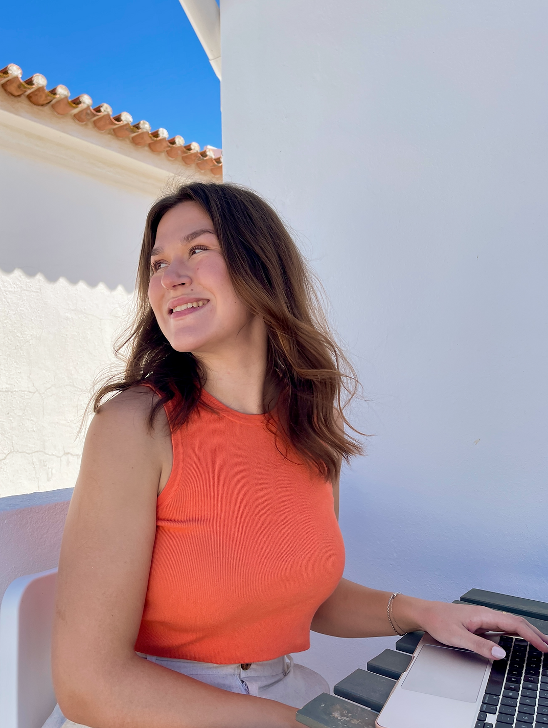 Ebba Fogdal som arbetar vid sin dator