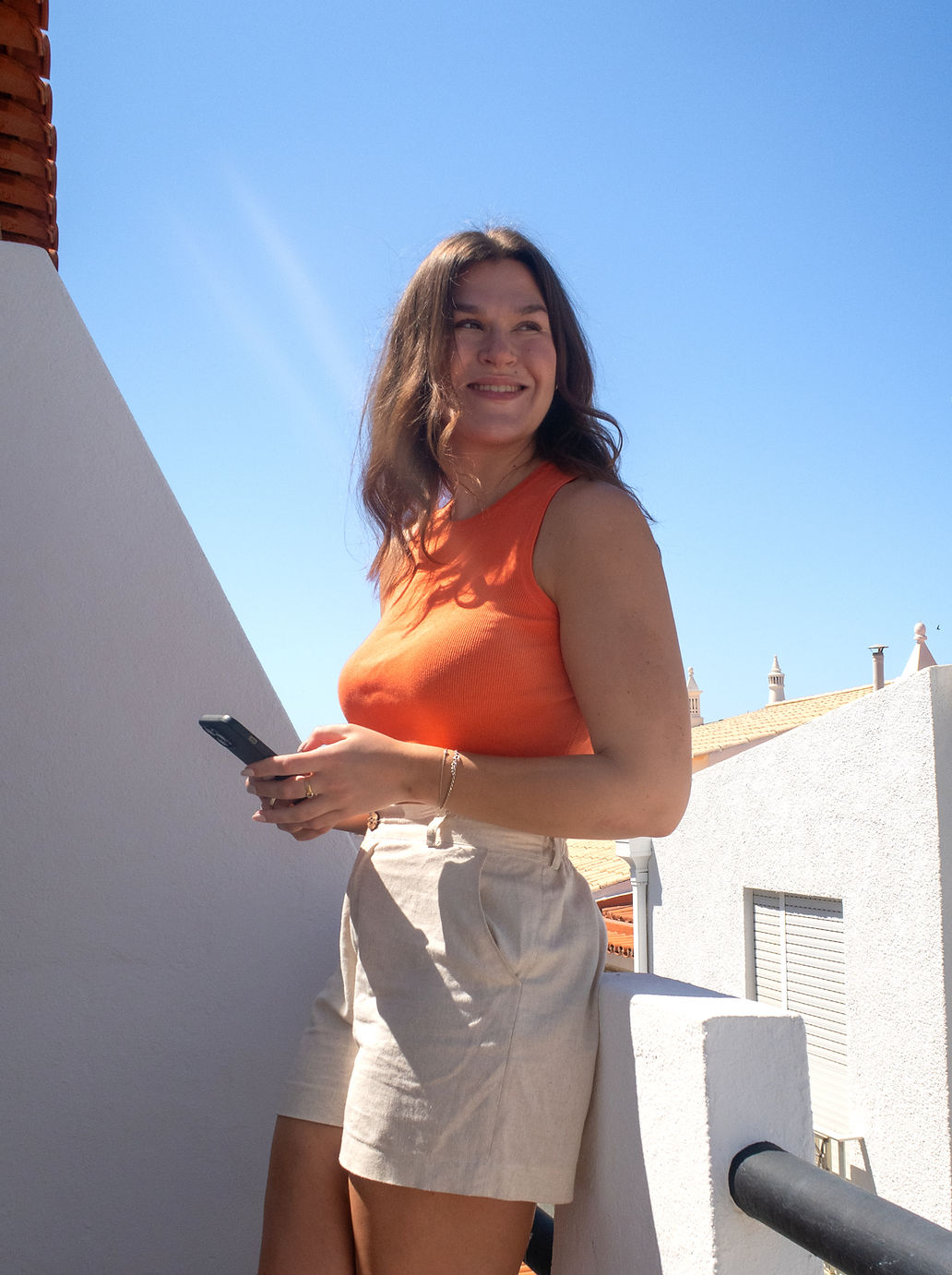Ebba Fogdal med mobilen i handen
